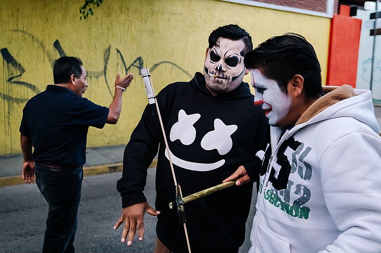 day of the dead oaxaca street photography kristian leven